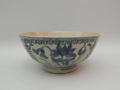 Bol en porcelaine à décor bleu blanc de fleurs.

H...