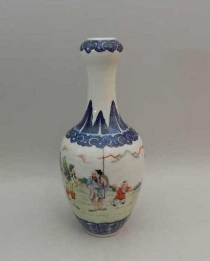 Vase en porcelaine à décor polychrome de...