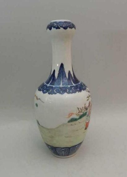 Vase en porcelaine à décor polychrome de...