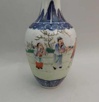 Vase en porcelaine à décor polychrome de...