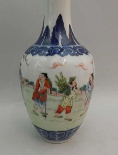 Vase en porcelaine à décor polychrome de...