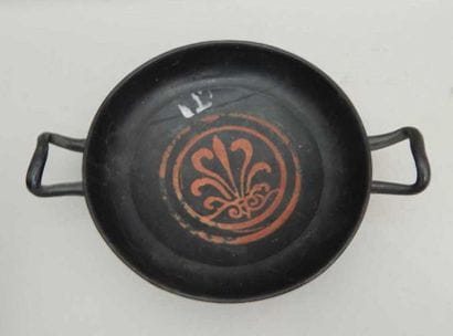 Kylix en céramique vernissée noire à décor...