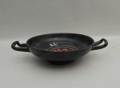 Kylix en céramique vernissée noire à décor...