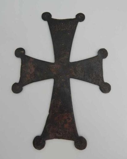 Croix processionnelle en bronze, aux extrémités...