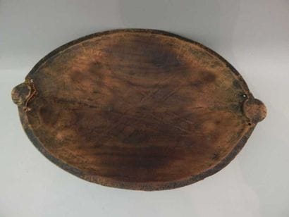 Plat à cendres en bois décoré d’une divinité.

L...