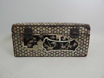 Coffret en bois incrusté de nacre à décor...