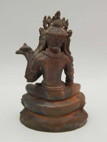 Tara assise en padmasana sur un double socle...
