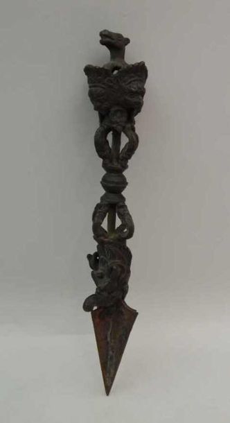 Phurbu poignard rituel en bronze, lame triangulaire...