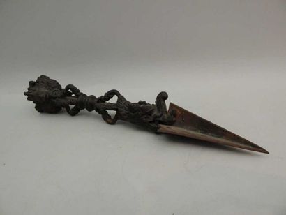 Phurbu poignard rituel en bronze, lame triangulaire...