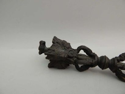 Phurbu poignard rituel en bronze, lame triangulaire...