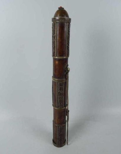 Etui de forme tubulaire en métal. 

Tibet,...