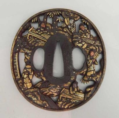 Tsuba maru gata en fer à décor incrusté de...