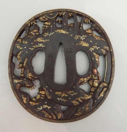 Tsuba maru gata en fer à décor incrusté de...