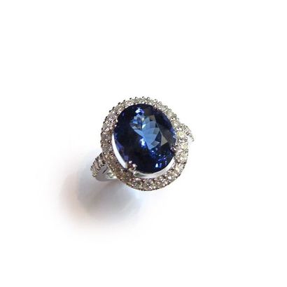 BAGUE en or gris 18k (750/°°), ornée d'une...