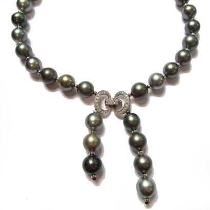 COLLIER cravate composé d'un rang de perles...