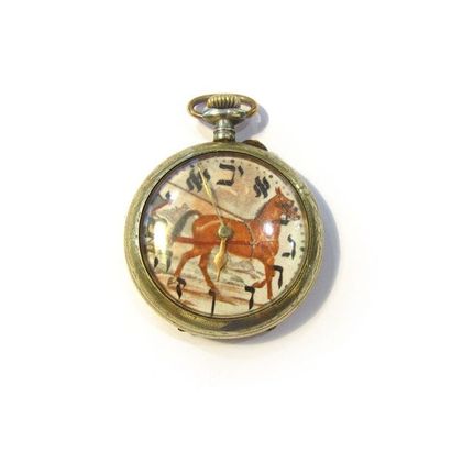 MONTRE DE POCHE en métal. Boîtier rond, cuvette...