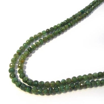 COLLIER composé de 2 rangs de perles d'émeraudes...