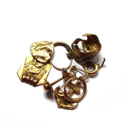 LOT de débris en or jaune 18k (750/°°) et...