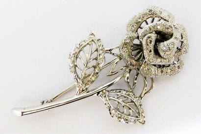 BROCHE en or blanc 18k, 750/°° sertie de...