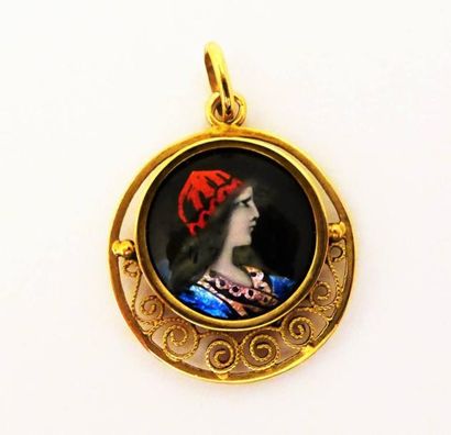 PENDENTIF en or jaune 18k,750/°° orné d’une...
