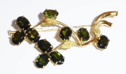 BROCHE feuillage sertie de tourmalines vertes...