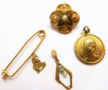 LOT de 4 pendentifs

L’épingle avec la lettre...