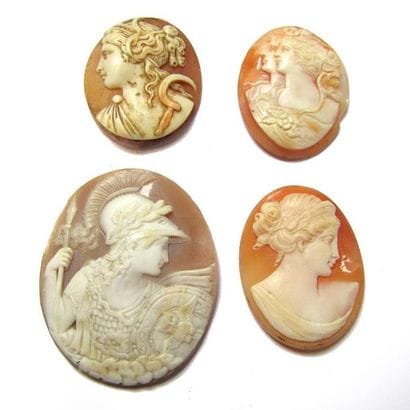 LOT de 4 camées coquille à figures antiques...