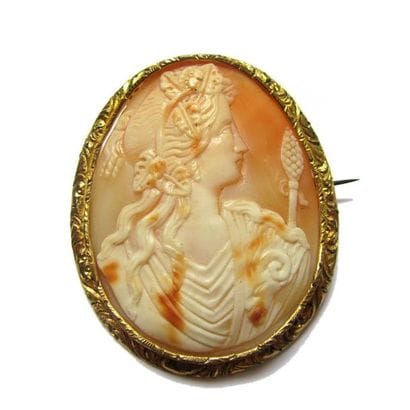 BROCHE en pomponne, ornée d'un camée coquille...