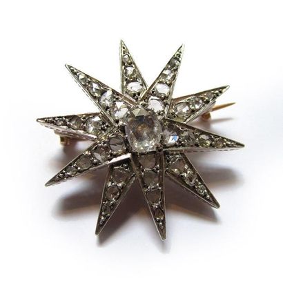 BROCHE en or jaune 18k (750/°°), stylisant...