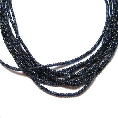 COLLIER composé de 8 rangs de perles de saphirs...