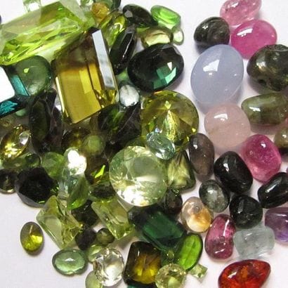 LOT comprenant 8 petites opales cabochon...