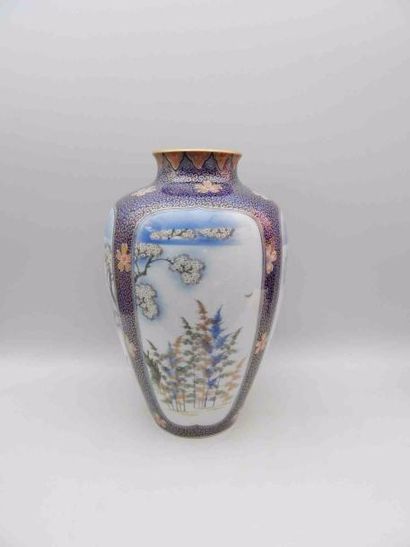 Vase balustre en porcelaine à décor « Imari »...