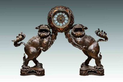 Pendule soutenue par deux lions en bronze....