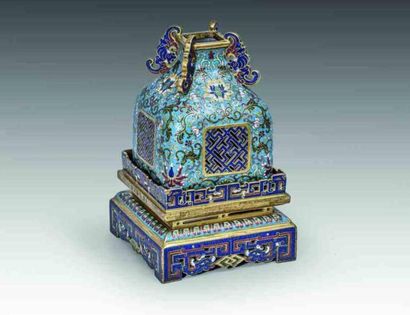 Brûle-parfum en bronze et émaux cloisonnés....