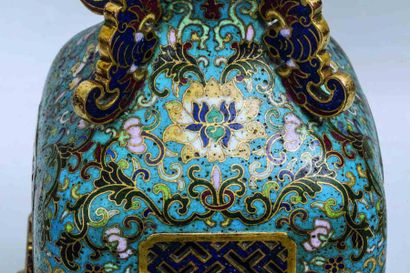 Brûle-parfum en bronze et émaux cloisonnés....