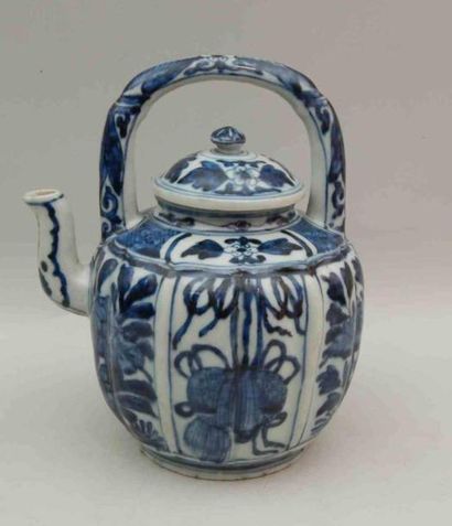 Théière en porcelaine « bleu blanc » à décor...