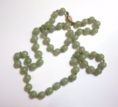 Un collier composé d'un rang de perles de...
