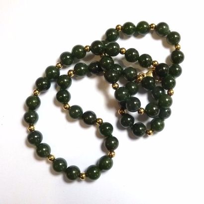Colliers composé d'un rang de perles de jade...