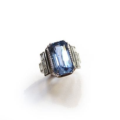 BAGUE en or gris 18k (750/°°), ornée d'un...