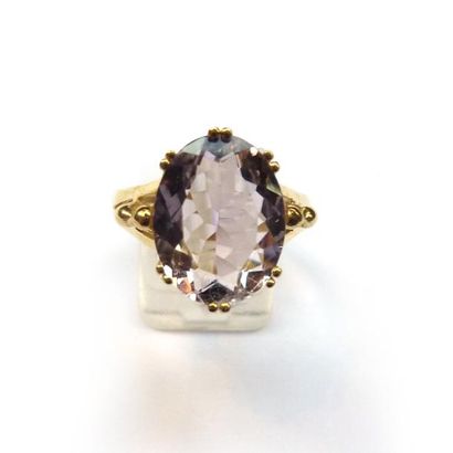 BAGUE en vermeil (925/°°), ornée d'une améthyste...