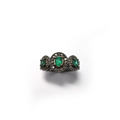 BAGUE en argent patiné (925/°°), ornée de...