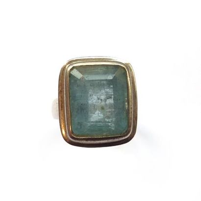 BAGUE en argent (925/°°), ornée d'une aigue-marine...