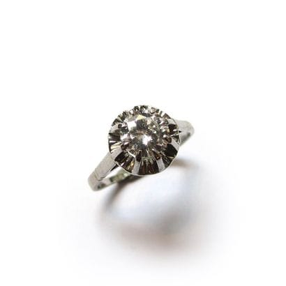 BAGUE solitaire en or gris 18k (750/°°) et...