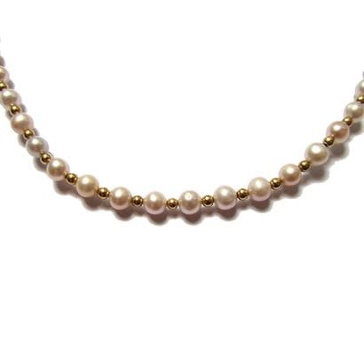 COLLIER composé d'un rang de perles de culture...