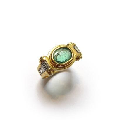 BAGUE en or jaune 18k (750/°°), ornée d'un...