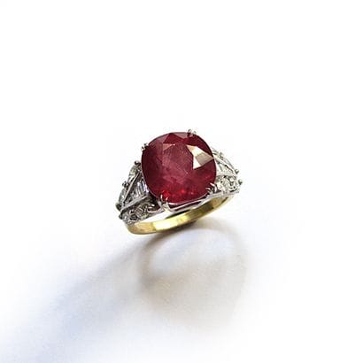 BAGUE 2 tons d'or 18k (750/°°), ornée d'un...