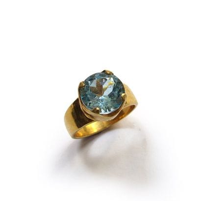 BAGUE en vermeil (925/°°), ornée d'une topaze...