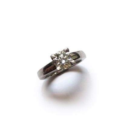 BAGUE solitaire en or gris 18k (750/°°),...
