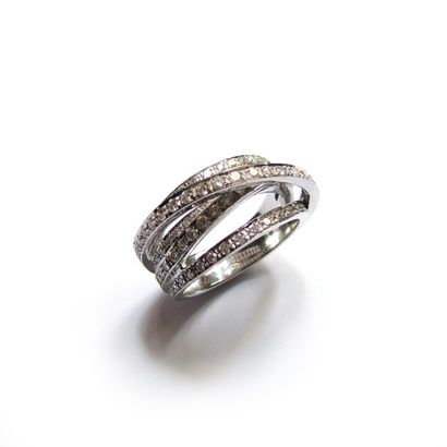BAGUE en or gris 18k (750/°°), composée de...