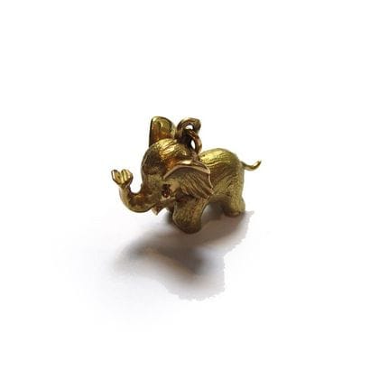 BRELOQUE en or jaune 18k (750/°°) sculpté...